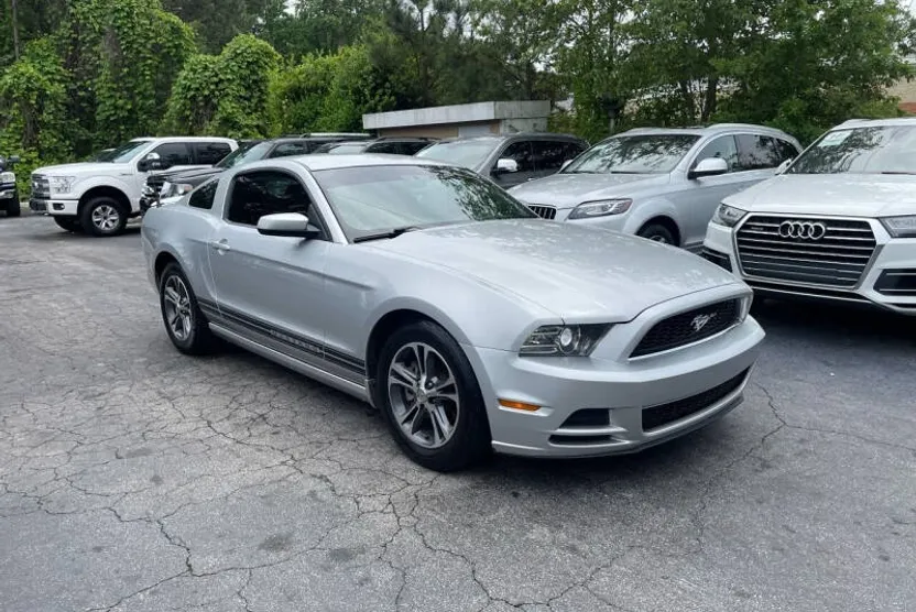 2013 Ford Mustang V6 photo 1