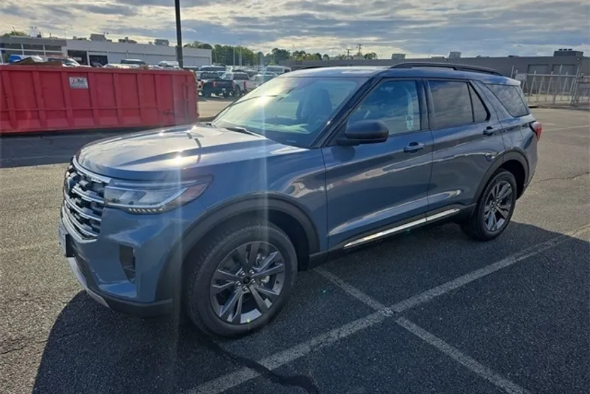 2025 Ford Explorer photo 1