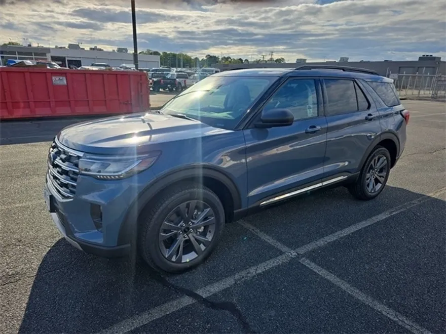 2025 Ford Explorer photo 1