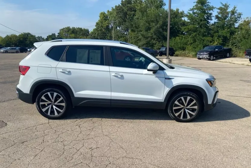 2022 Volkswagen Taos SE photo 1