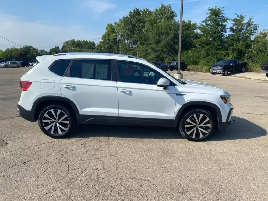 2022 Volkswagen Taos SE photo 1