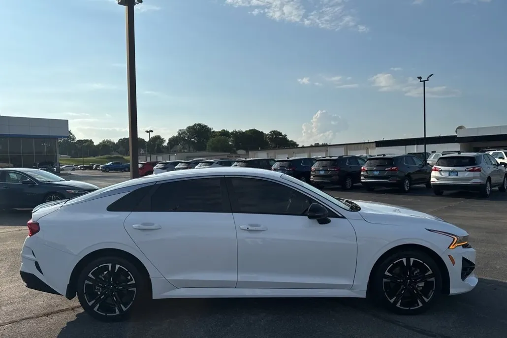 2023 Kia K5 GT-Line photo 1