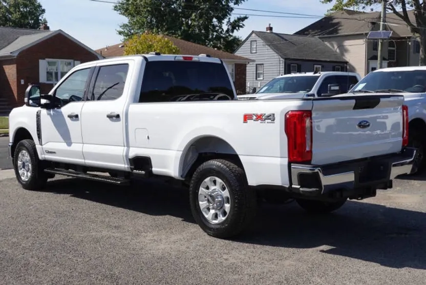 2023 Ford F-350 XLT photo 1