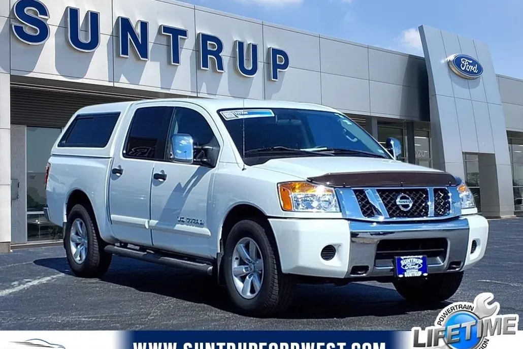 2012 Nissan Titan SV photo 1