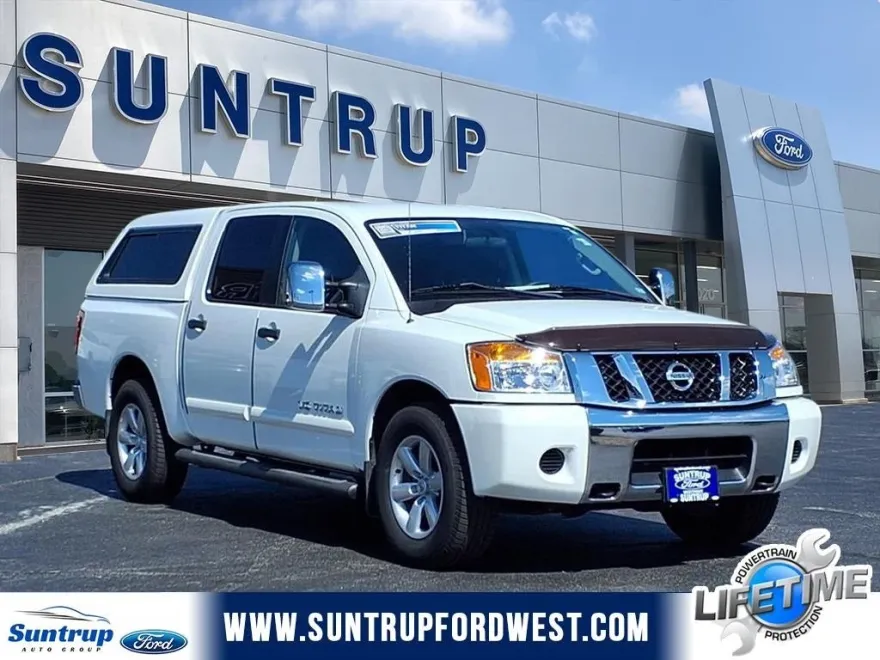 2012 Nissan Titan SV photo 1