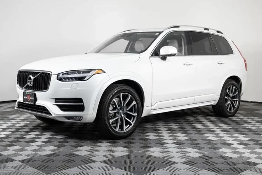 2017 Volvo XC90 T6 Momentum photo 1