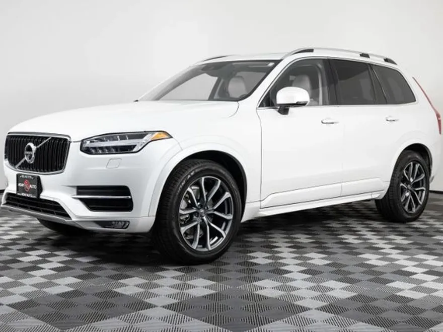 2017 Volvo XC90 T6 Momentum photo 1