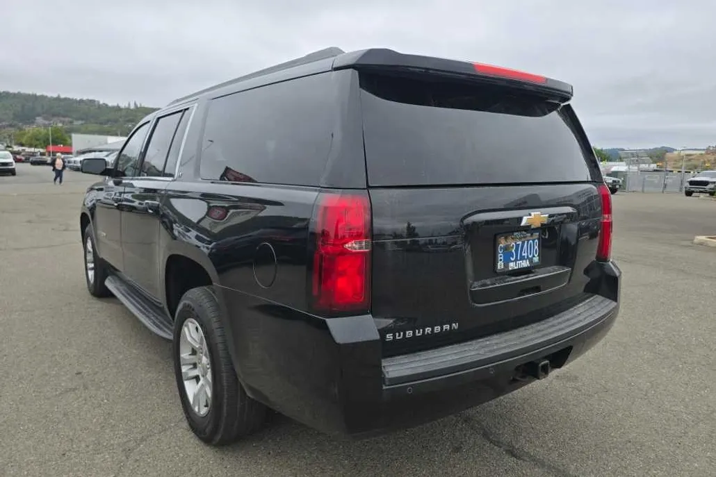 2016 Chevrolet Suburban LT photo 1