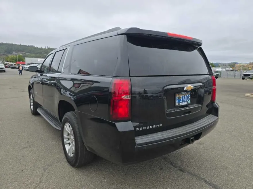 2016 Chevrolet Suburban LT photo 1