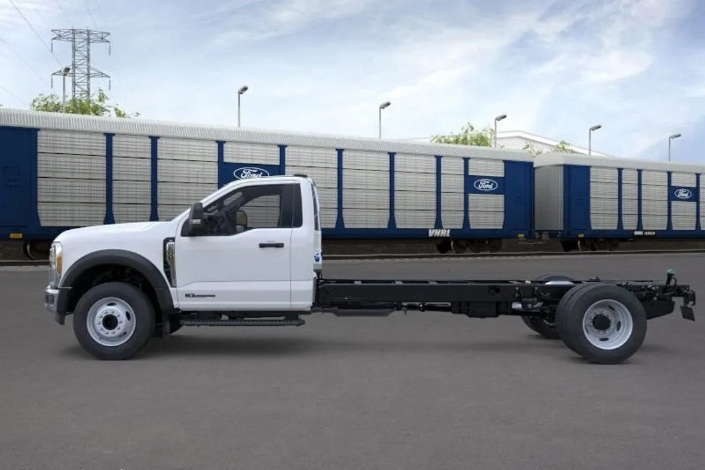 2025 Ford F-600 photo 1