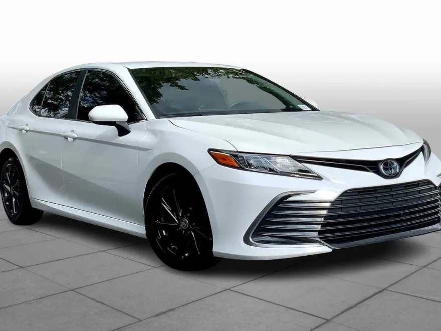 2023 Toyota Camry LE photo 1