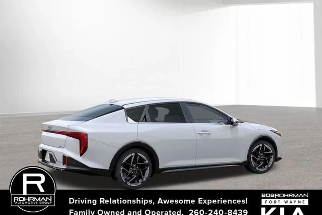 2025 Kia K4 GT-Line photo 1