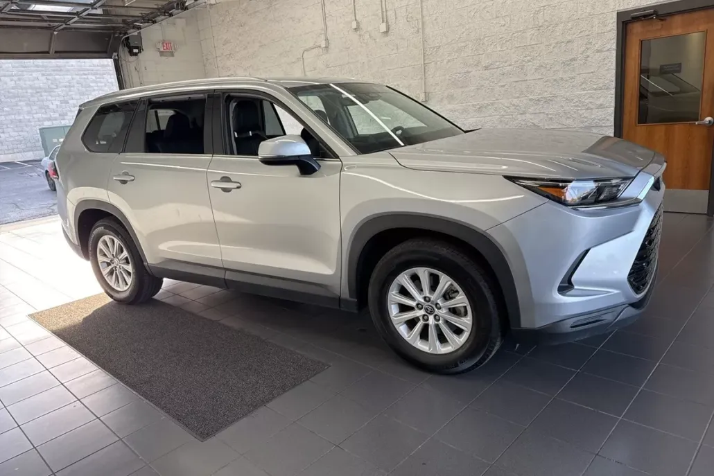 2024 Toyota Grand Highlander XLE photo 1