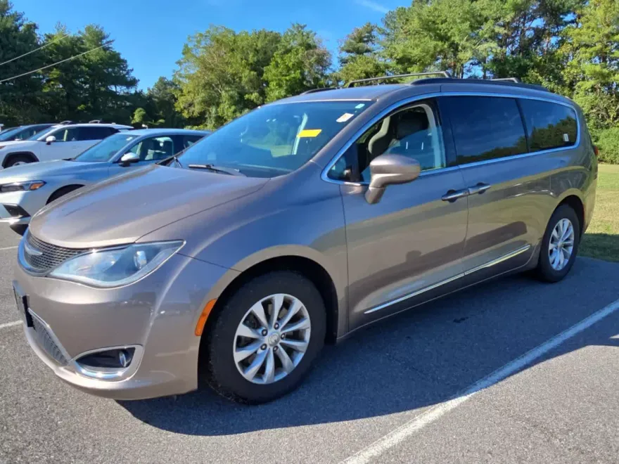 2017 Chrysler Pacifica Touring L photo 1