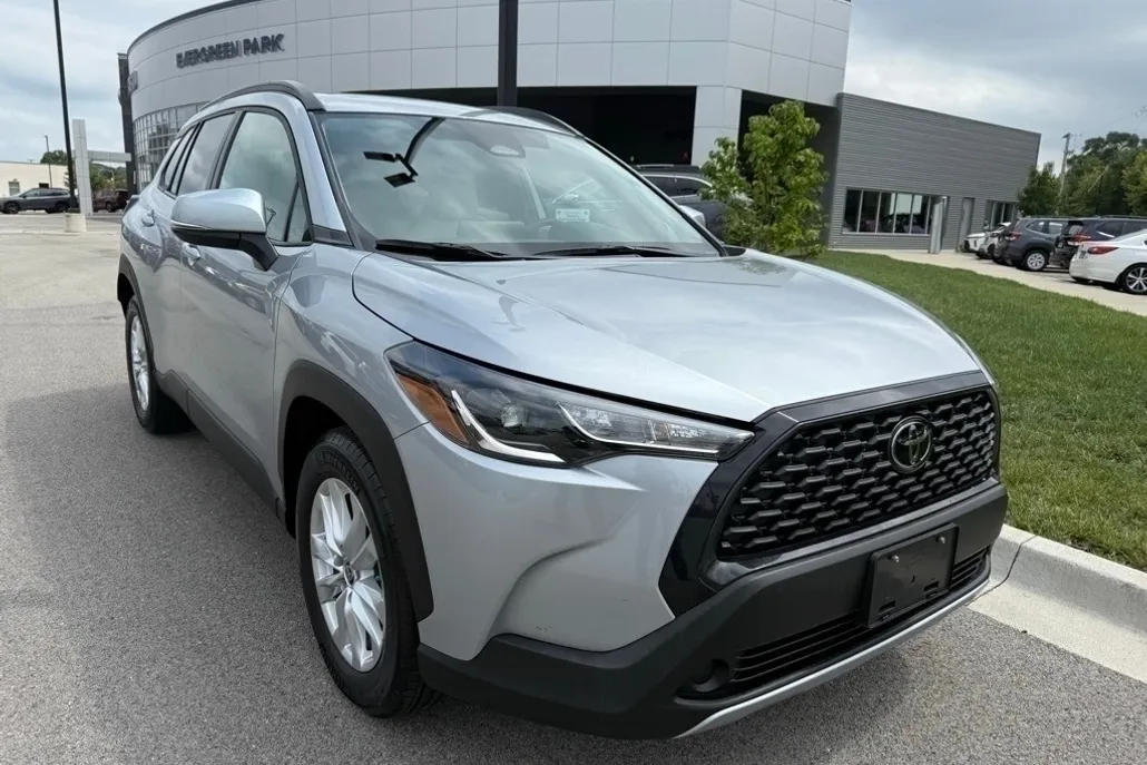 2024 Toyota Corolla Cross LE photo 1