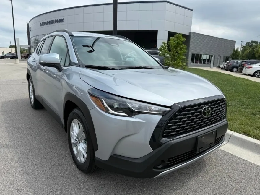 2024 Toyota Corolla Cross LE photo 1