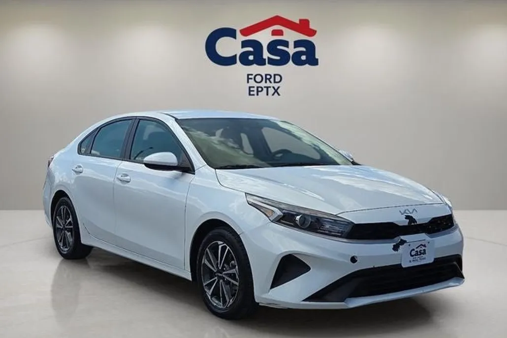 2023 Kia Forte LXS photo 1