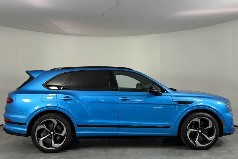 2023 Bentley Bentayga V8 photo 1