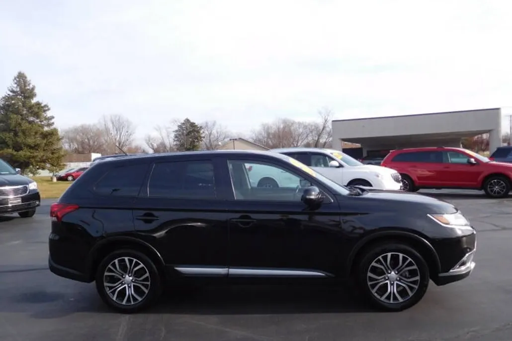 2016 Mitsubishi Outlander SE photo 1