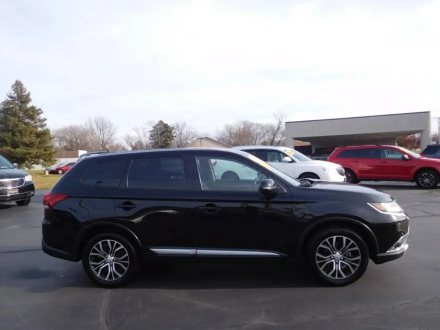 2016 Mitsubishi Outlander SE photo 1