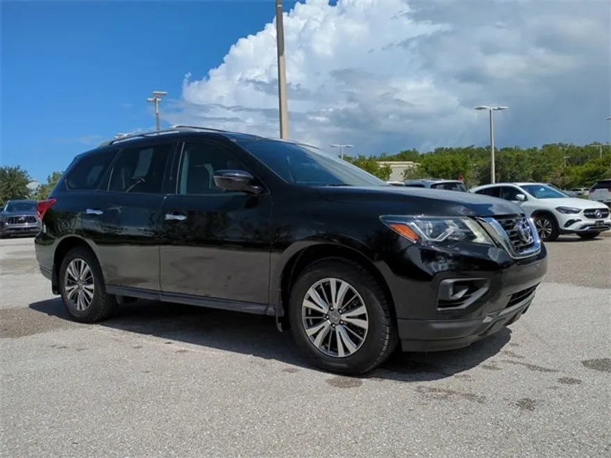 2018 Nissan Pathfinder SL photo 1