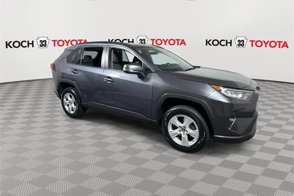 2021 Toyota RAV4 XLE photo 1