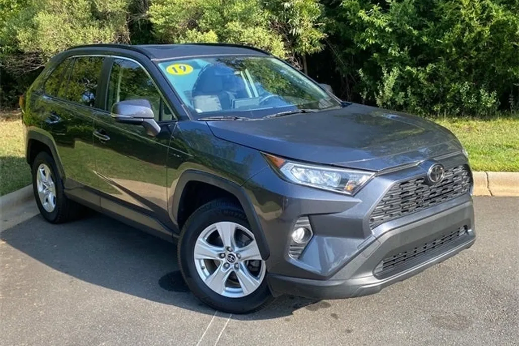 2019 Toyota RAV4 XLE photo 1