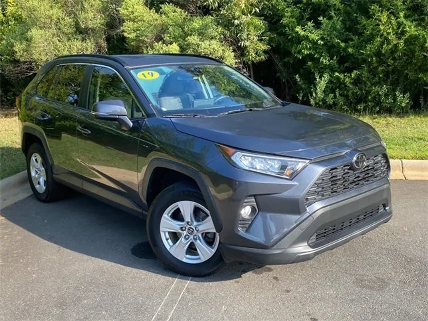 2019 Toyota RAV4 XLE photo 1