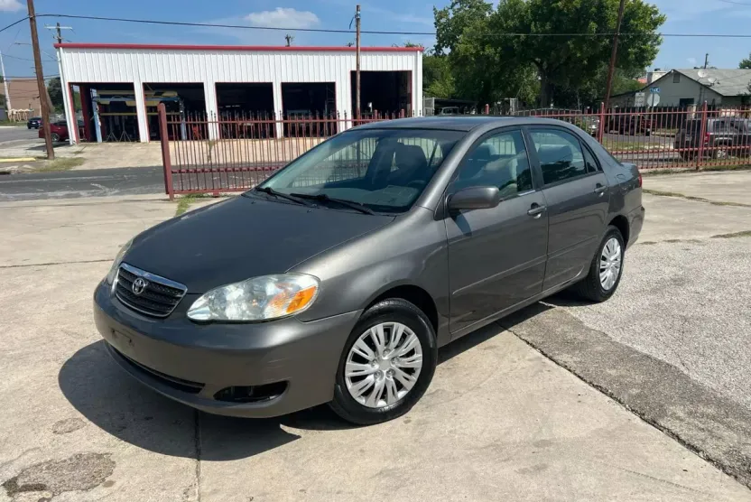 2005 Toyota Corolla LE photo 1