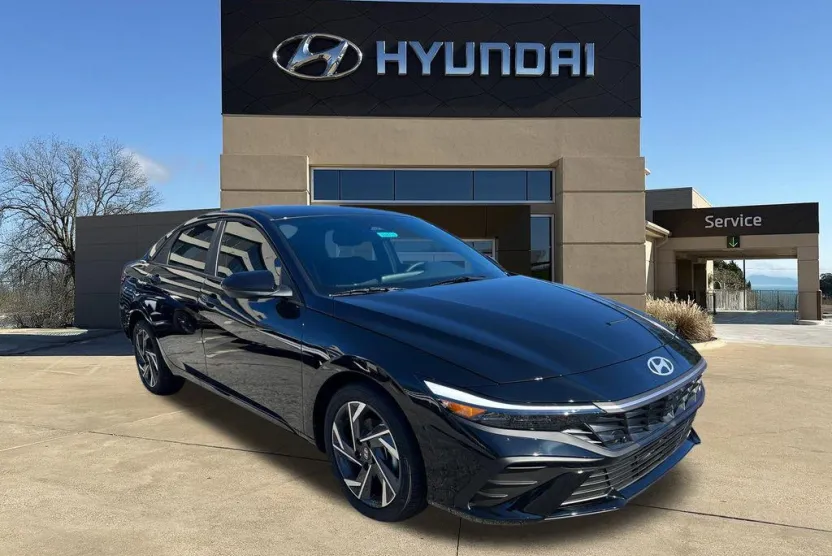 2025 Hyundai Elantra SEL Sport photo 1