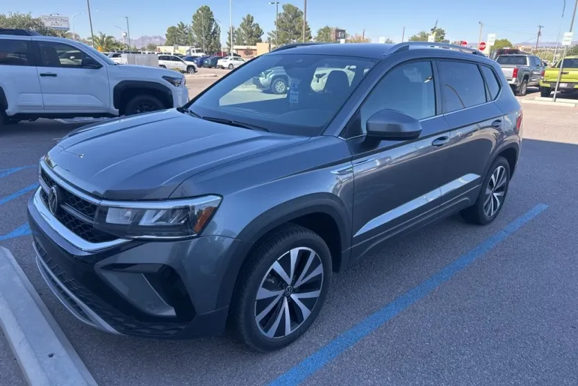 2024 Volkswagen Taos SE photo 1
