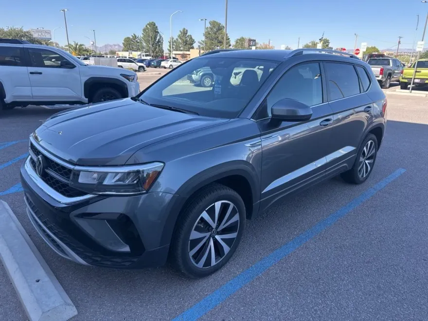 2024 Volkswagen Taos SE photo 1