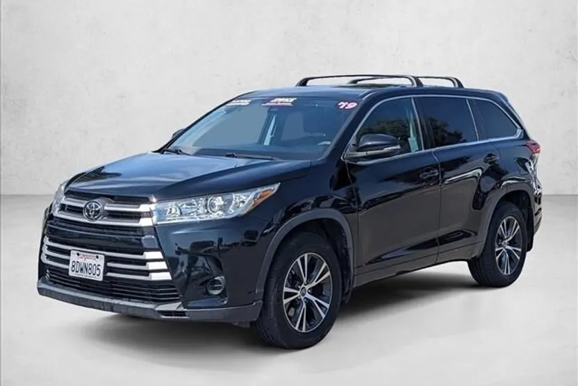 2018 Toyota Highlander LE photo 1