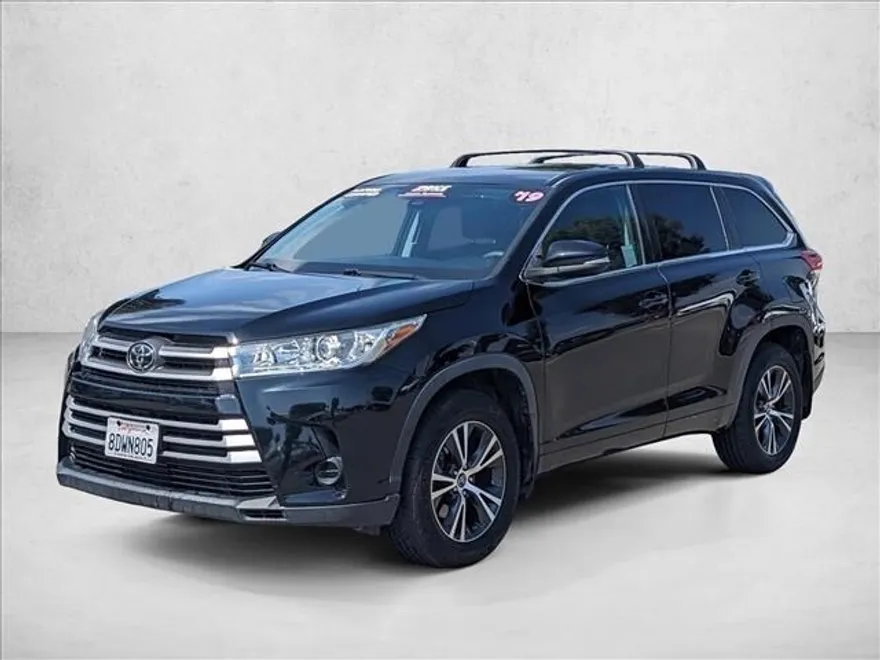 2018 Toyota Highlander LE photo 1