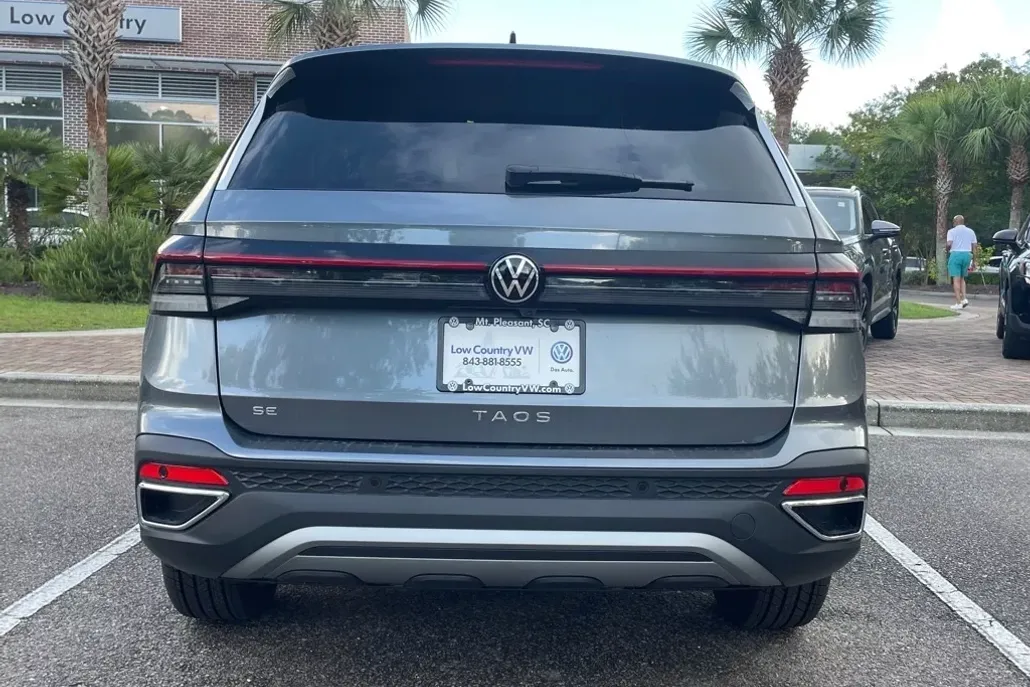 2025 Volkswagen Taos SE photo 1