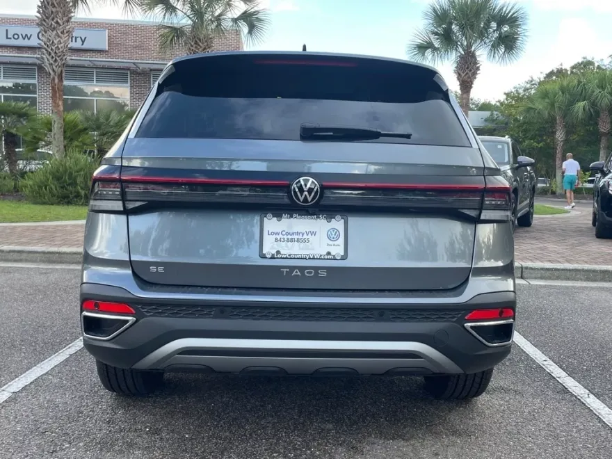 2025 Volkswagen Taos SE photo 1
