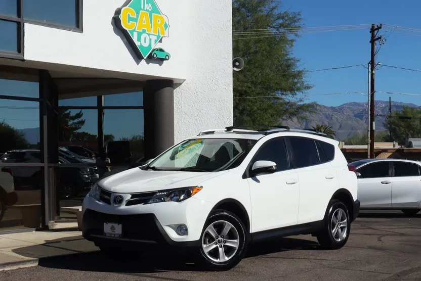 2015 Toyota RAV4 XLE photo 1