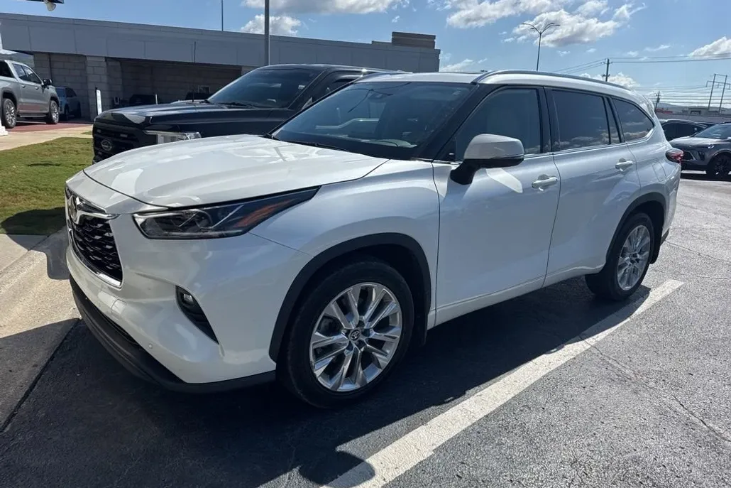 2021 Toyota Highlander Limited photo 1