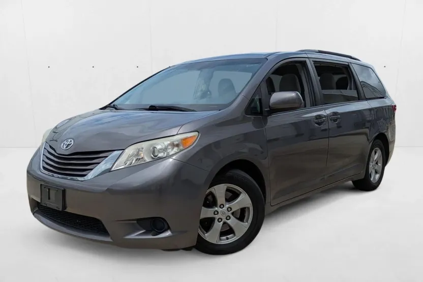 2017 Toyota Sienna LE photo 1
