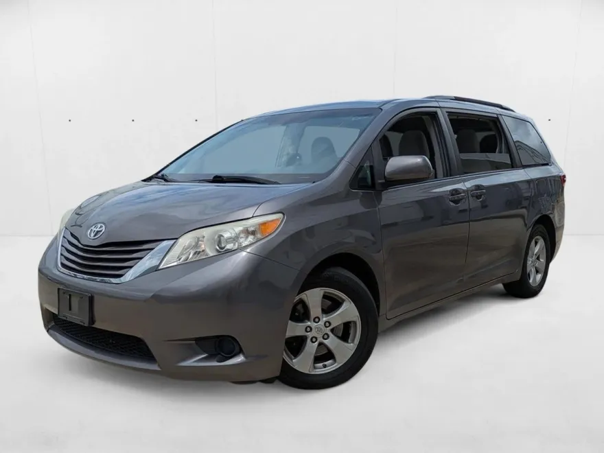 2017 Toyota Sienna LE photo 1