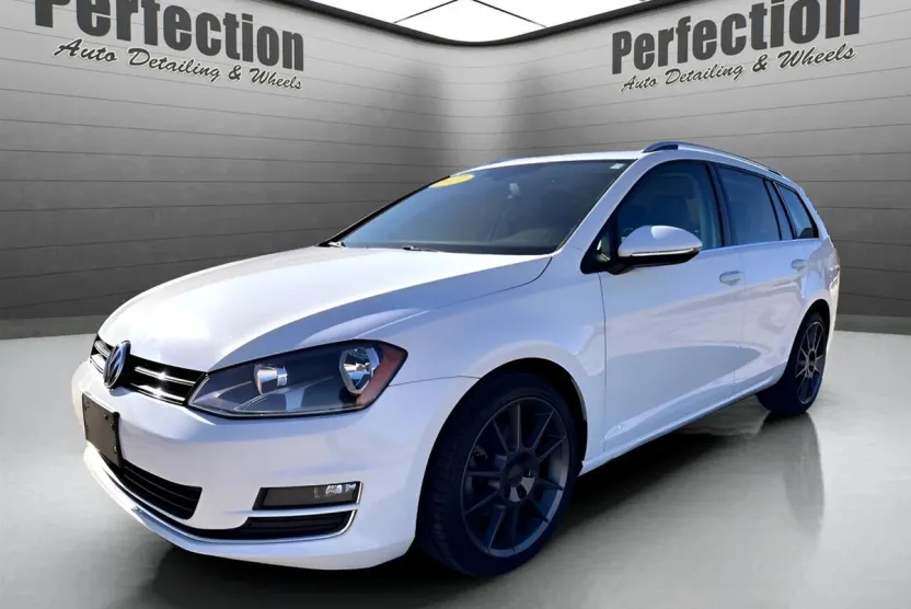 2017 Volkswagen Golf SportWagen TSI SE photo 1
