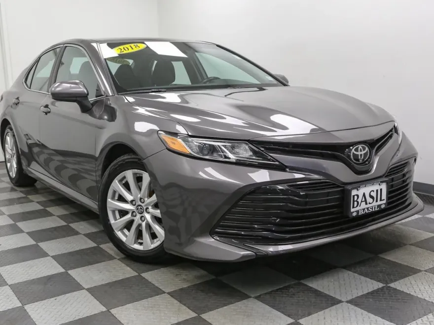 2018 Toyota Camry LE photo 1