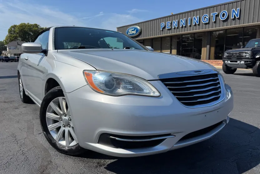 2011 Chrysler 200 Touring photo 1