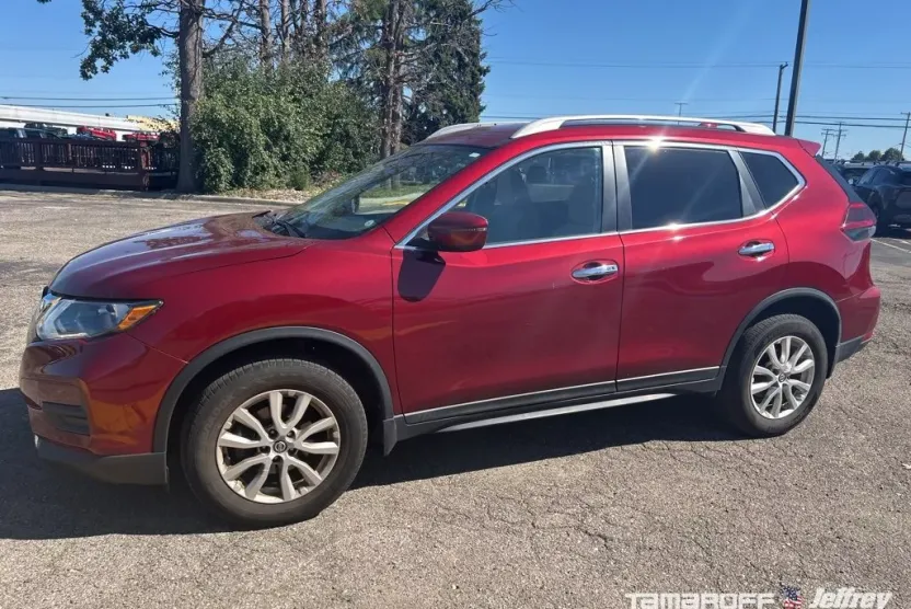 2020 Nissan Rogue SV photo 1