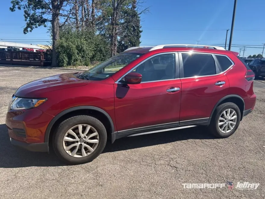 2020 Nissan Rogue SV photo 1