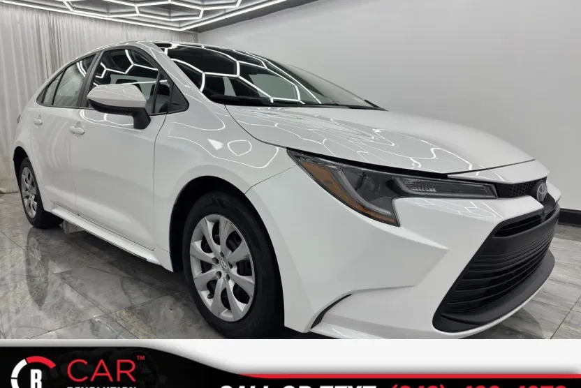 2023 Toyota Corolla LE photo 1