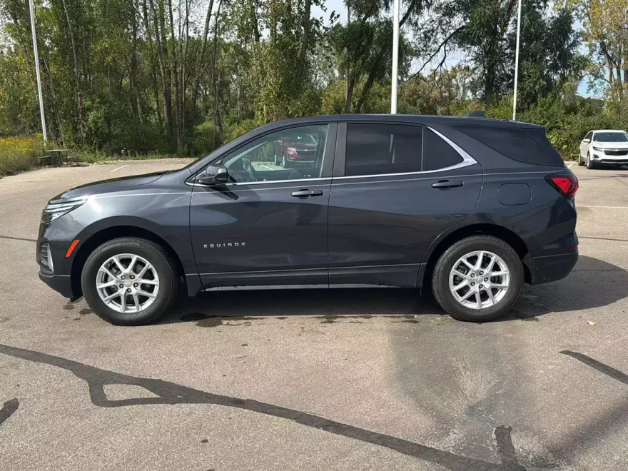 2022 Chevrolet Equinox LT photo 1