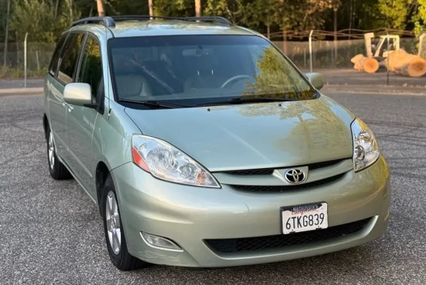 2008 Toyota Sienna XLE photo 1