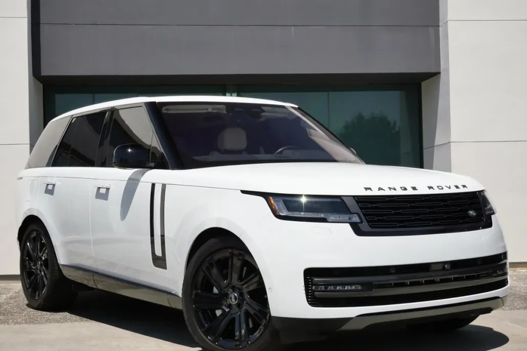 2023 Land Rover Range Rover SE photo 1