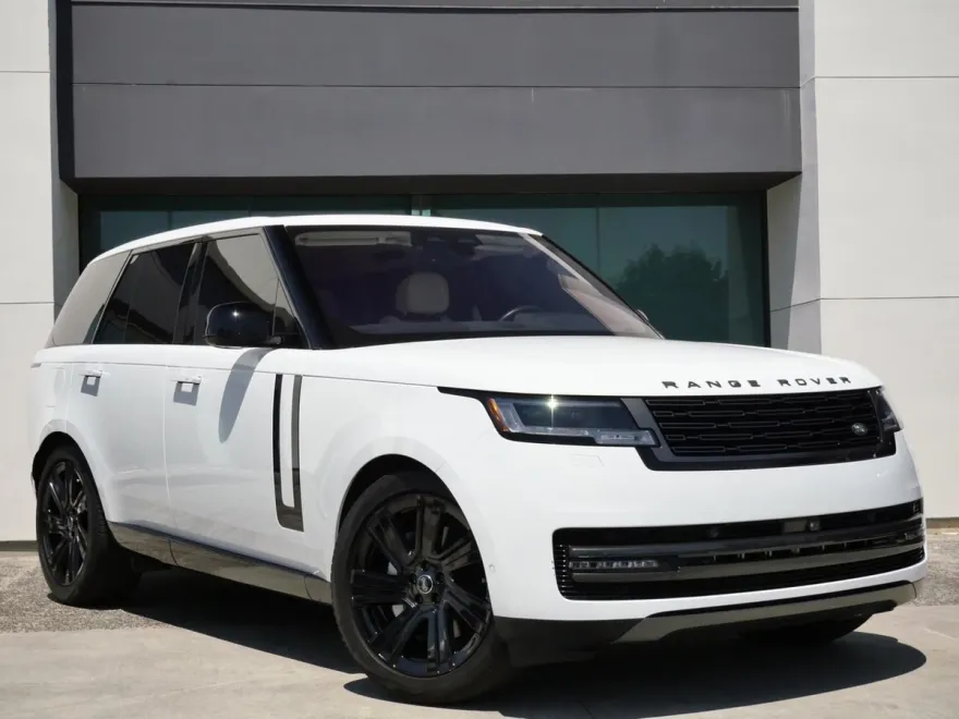 2023 Land Rover Range Rover SE photo 1